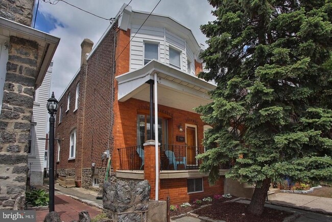 Building Photo - 207 Lauriston St