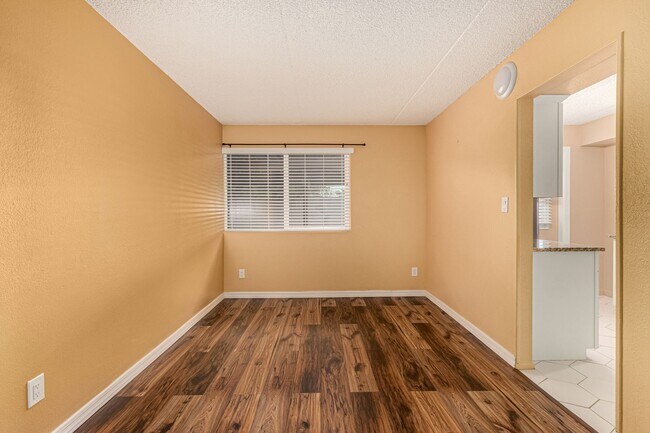 Building Photo - Spacious PHX Condo