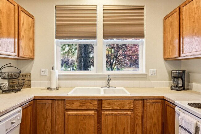 Building Photo - Furnished 3-Bedroom Home in Southwest Bend with Yard Care Included