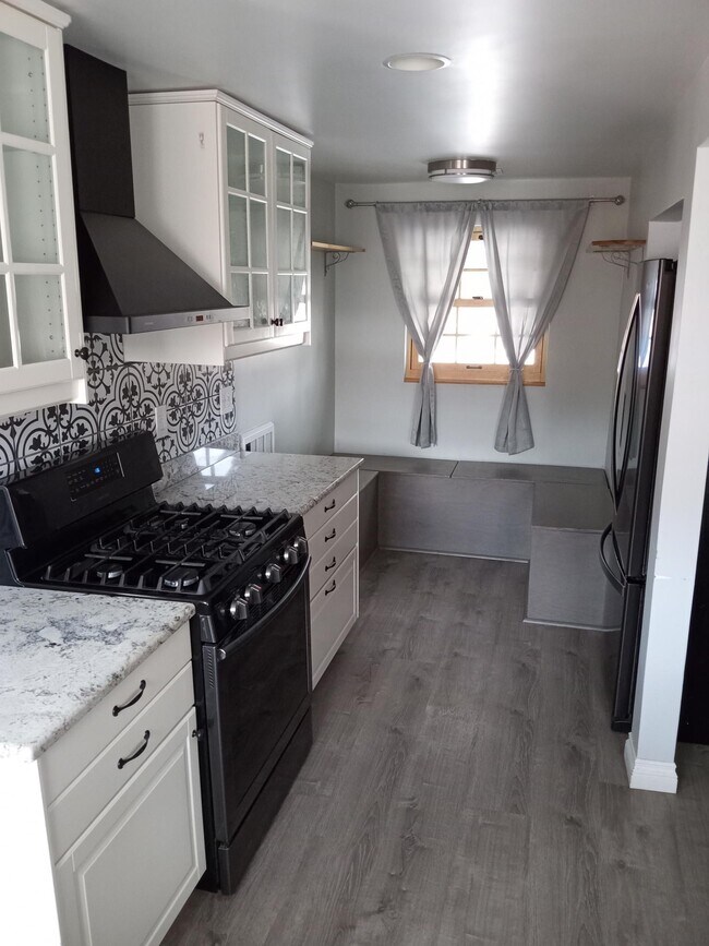 Beautiful, cozy breakfast nook! - 1400 Zenobia St