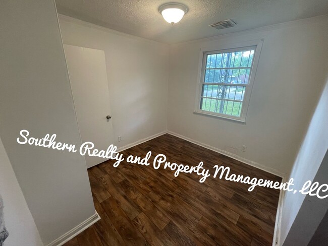 Building Photo - Super Cute newly renovated Home