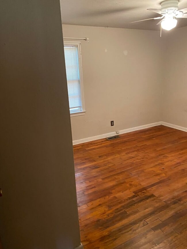 Building Photo - 1622 Sharkey St