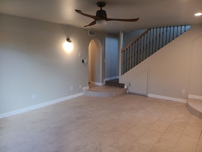 Building Photo - Stunning 4-bedroom 3-bathroom home in Santa Fe! Showings available NOW!