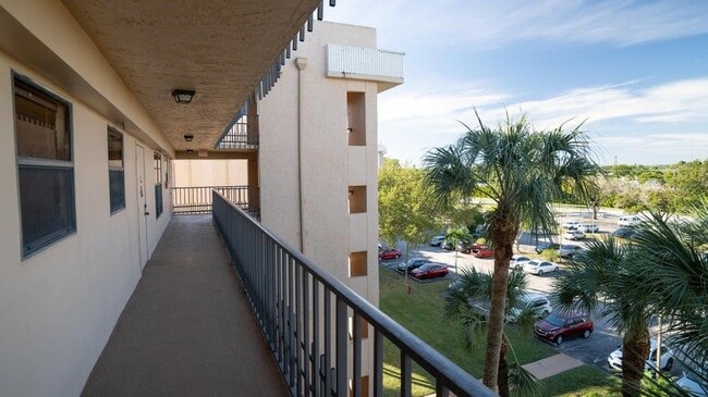 Building Photo - 4640 Lucerne Lakes Blvd W