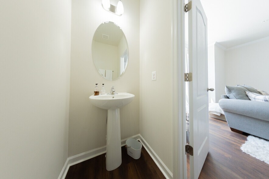 Building Photo - 309 Spring Bank Way