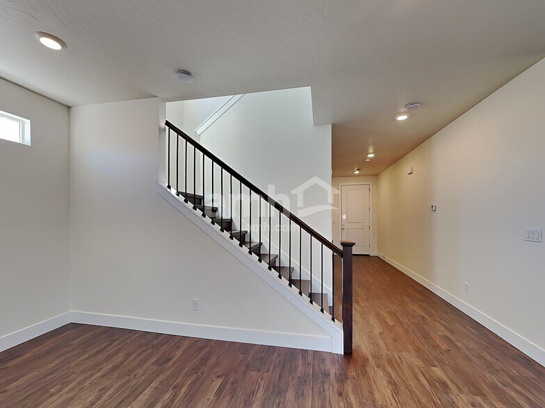 Building Photo - 1422 N Barkvine Ave