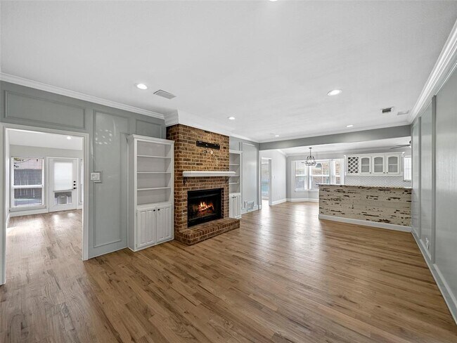 Building Photo - 4636 Versailles Ln