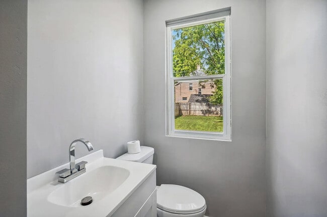 Building Photo - 921 Linwood Ave