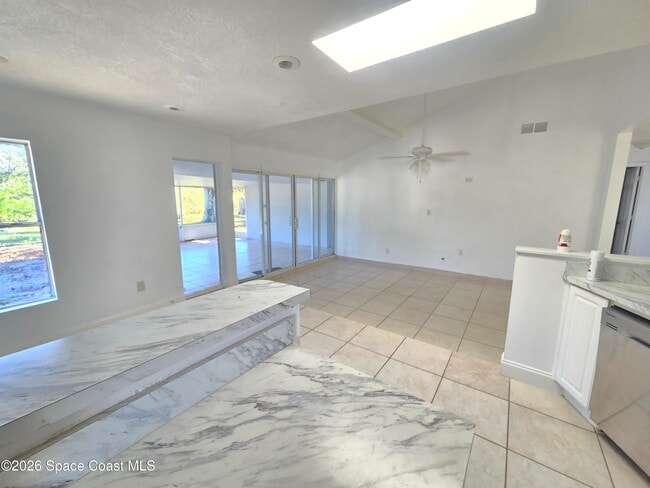 Building Photo - 771 Onyx Dr NE