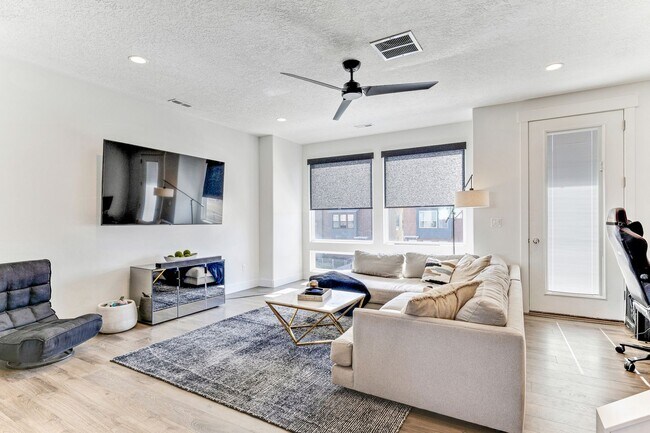 Building Photo - Beautiful Townhome in Daybreak