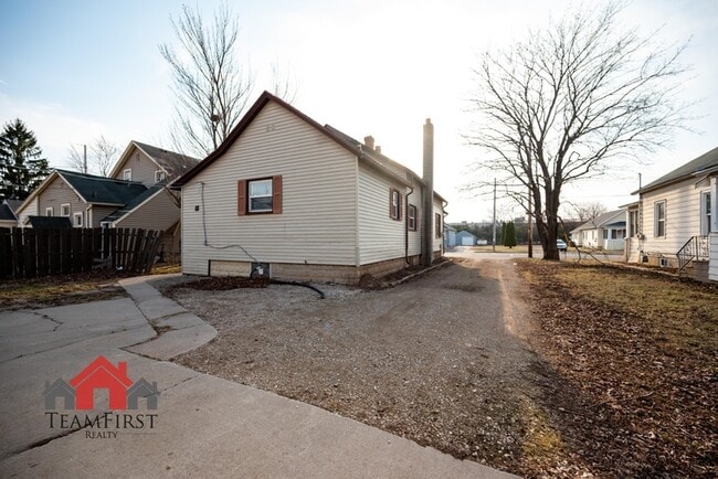 Building Photo - 505 Racine St