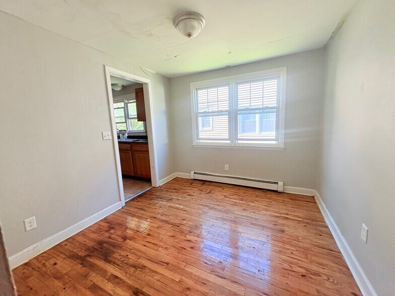 Building Photo - 6 Kilborn St