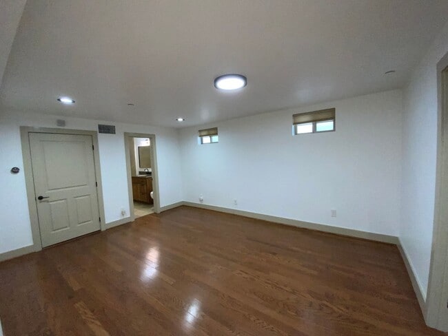 Building Photo - 445  E Avenue