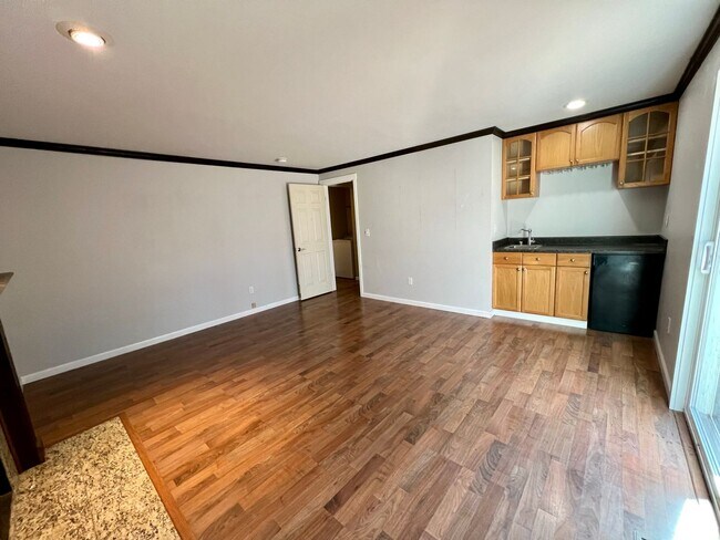 Building Photo - Charming 3-Bed, 3-Bath Home with Bonus Roo...