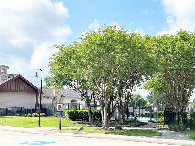 Building Photo - 26330 Longview Creek Dr