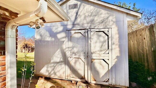 Building Photo - 12109 Camelot Dr