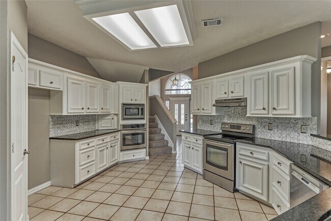 Building Photo - 13707 Fountainview Dr