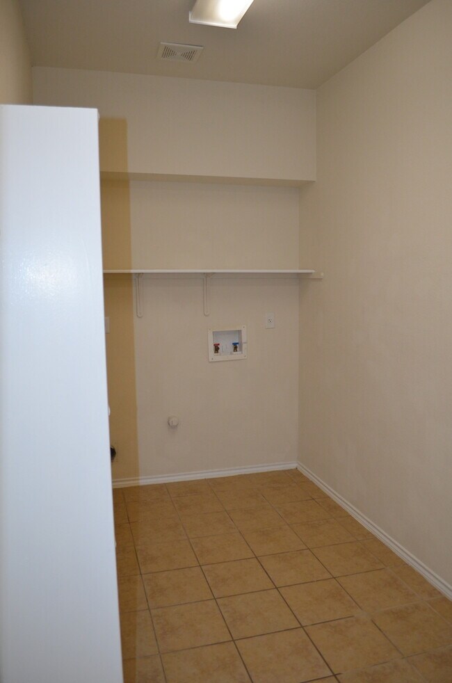 Building Photo - HUGE 5 BEDROOM HOME IN SAVANNAH HEIGHTS!