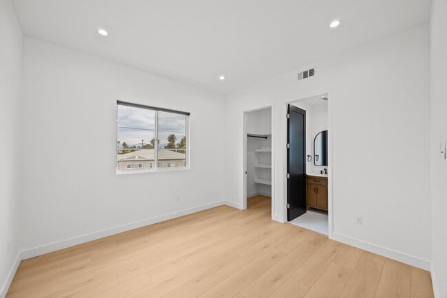 Building Photo - Bright and Spacious Newly Renovated Townhome | 5 Bedroom | 5 Bathroom | Parking Included