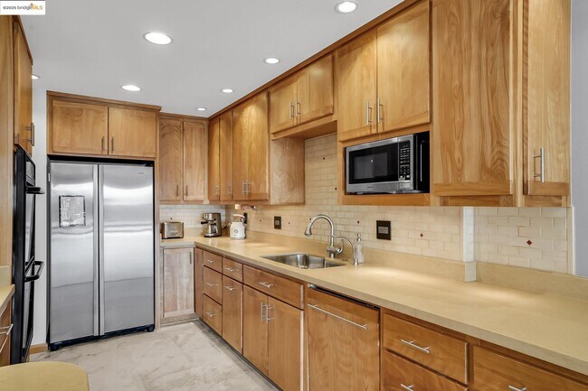 Building Photo - 21 Ironwood