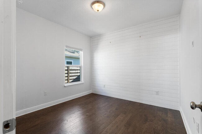 Building Photo - 590 Las Roblas Grande Dr