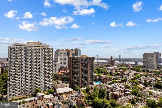 Building Photo - 604 S Washington Square