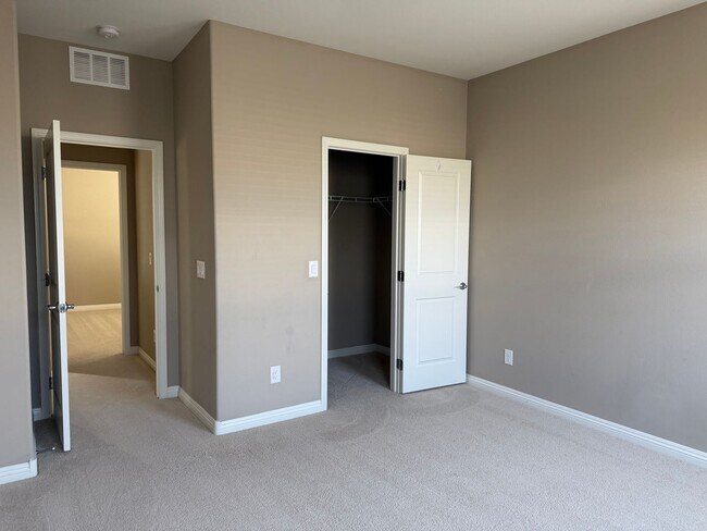 Building Photo - 4bedroom 3 bath 3 car garage