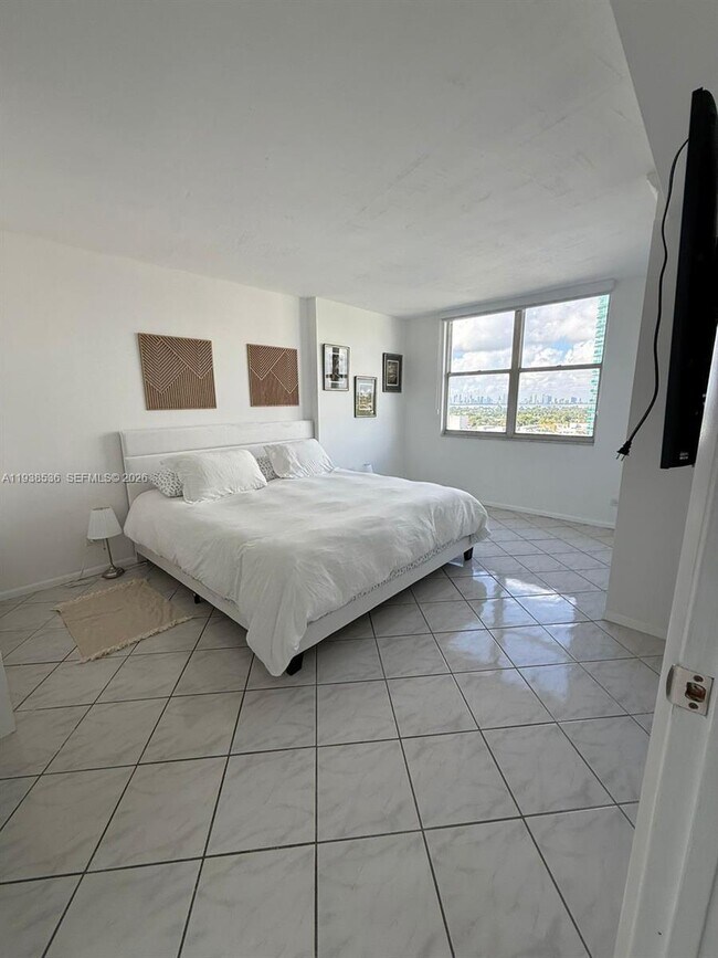 Building Photo - 6039 Collins Ave