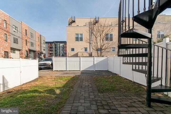 Building Photo - 3773 Cresson St