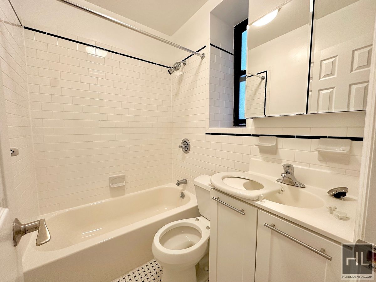 Building Photo - NO FEE Studio on Upper West Side! Won't St...