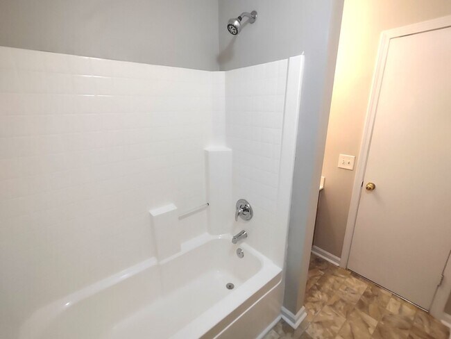 Building Photo - Move-In Ready Home located in the Back Cre...