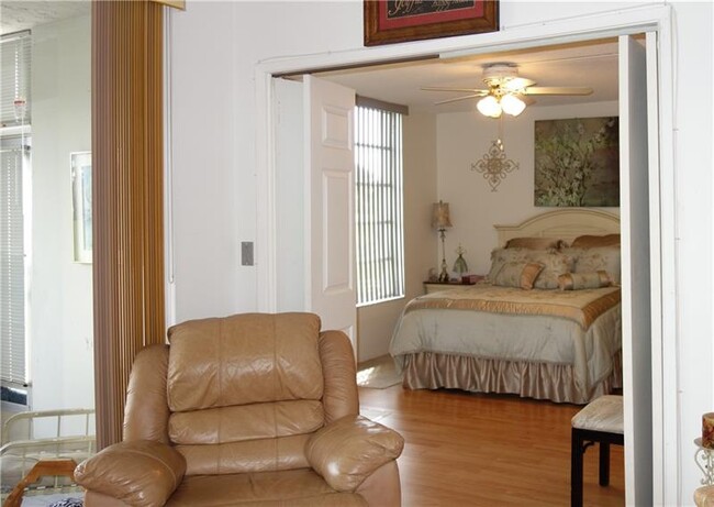 Building Photo - 2901 S Palm Aire Dr