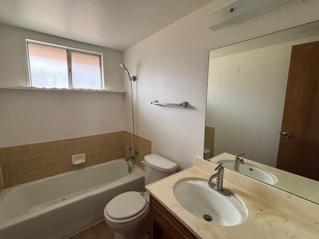 Building Photo - Central Hemet - Three Bedroom, Two Bathroo...
