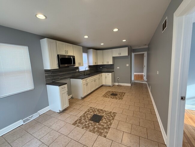 Building Photo - 9710 S Chappel Ave