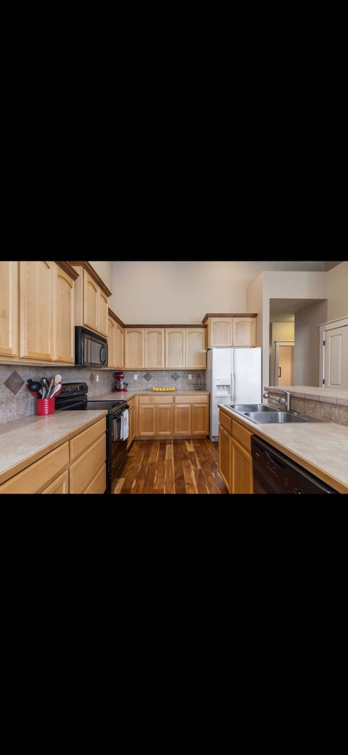 Building Photo - 4 Bedrooms with a large back yard