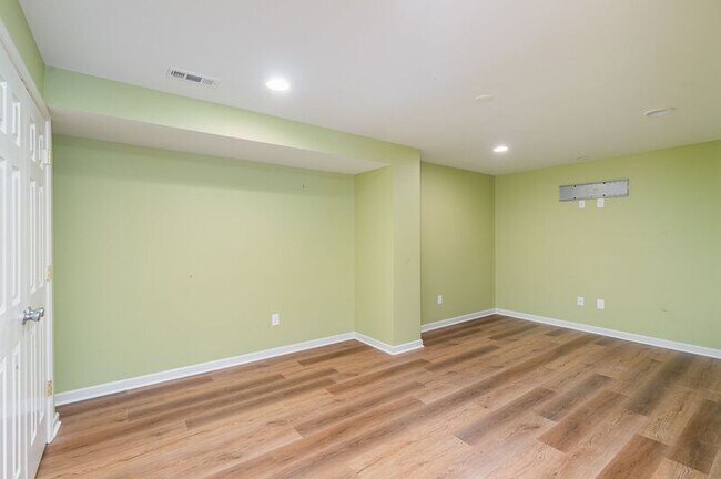 Building Photo - 5990 Parsons Lane