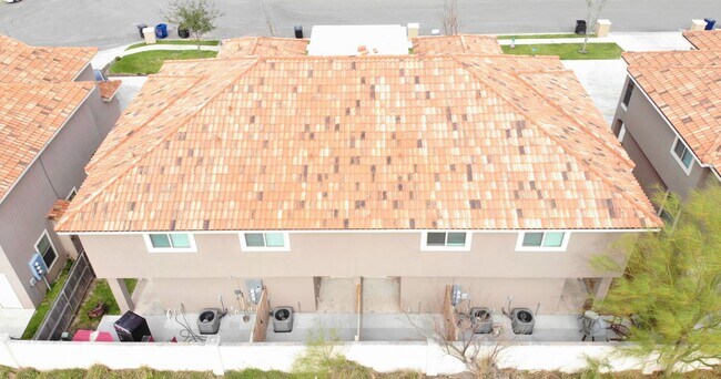 Building Photo - 1204 E Pineridge Ave