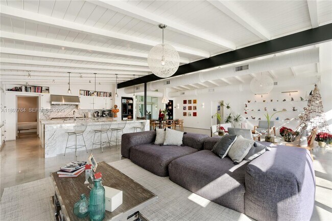 Building Photo - 270 Island Dr