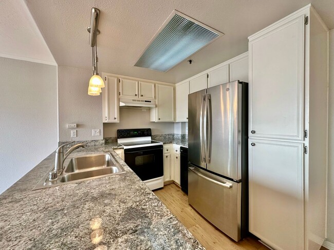 Building Photo - Stunning 2BD/2BA Condo in Downtown! With Parking and Washer/Dryer!