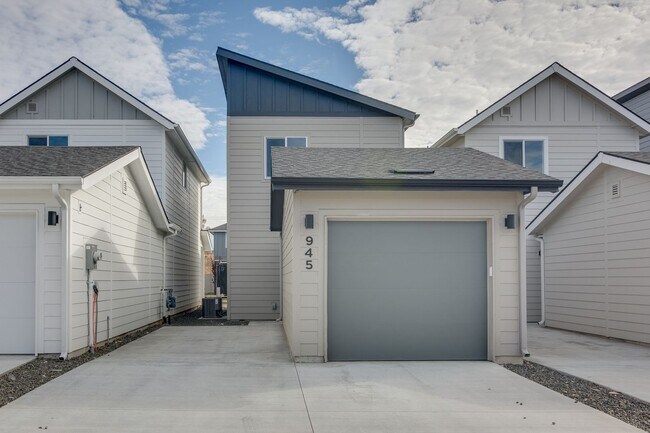 Building Photo - Beautiful, Modern 2 Bedroom Cottage Availa...