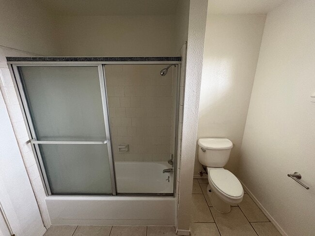 Building Photo - SE Tulare Home Near Shopping Center Rent Ready!