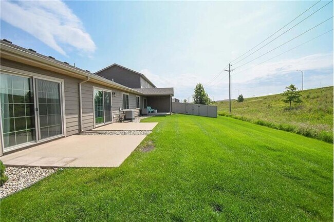 Building Photo - 2428 E Meadowside Pl