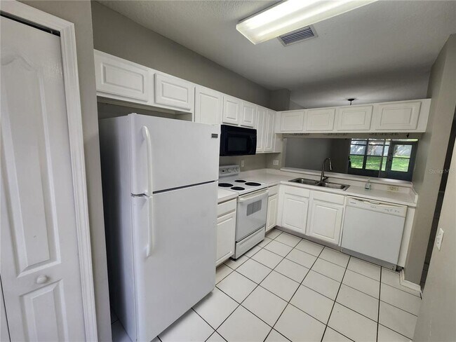 Building Photo - 2302 Lake Woodberry Cir