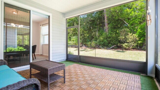 Building Photo - 73 Moana Ct N