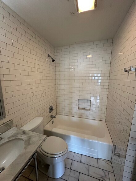 Building Photo - 772 Lakeland Dr