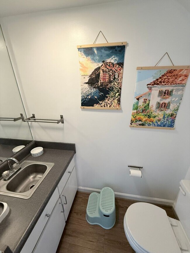 Building Photo - 2 bedrooms, 2.5 bathrooms Condo Located on Carr St