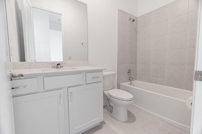 Building Photo - 13885 SE Riversway St