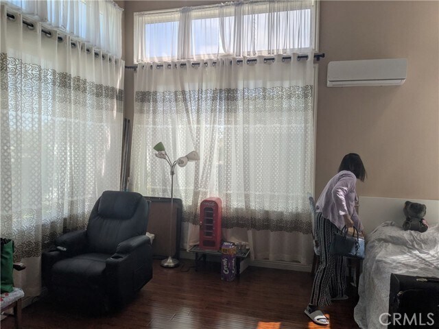 Building Photo - 820 N Justin Pl