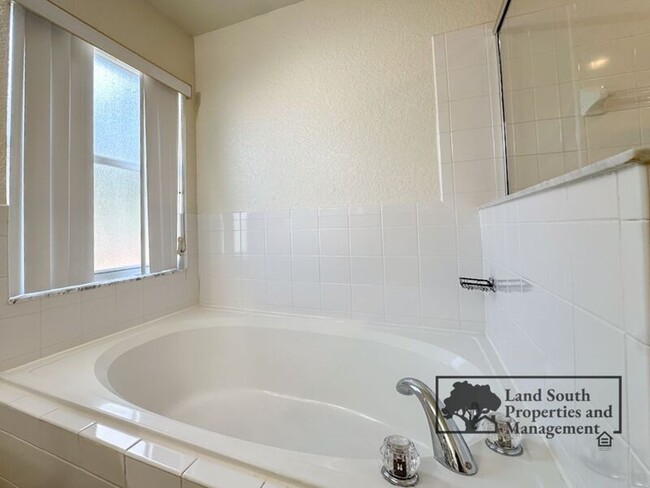 Building Photo - 5557 Beverly Rise Blvd