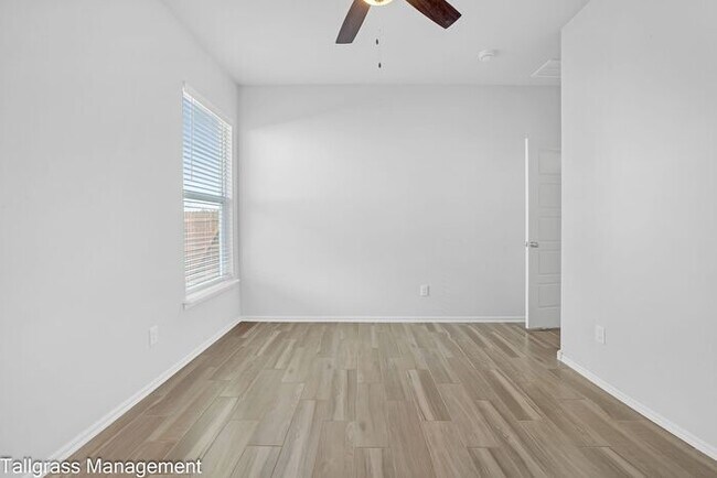 Building Photo - 4/2.5/2 Owasso Home! Lawn Care Included!